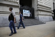 Un curioso instructivo y fuertes críticas al Gobierno. Así se vive la toma del Colegio Nacional de Buenos Aires