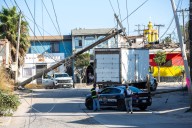 Camión derriba poste y deja sin luz a la colonia El Tecolote