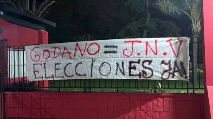 Colón: aparecieron banderas contra la dirigencia en medio de la crisis política y deportiva