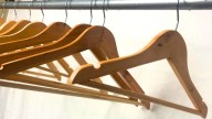 No gastes en muebles caros: con perchas viejas, hacé esta mesa de arrime con tus propias manos y sin herramientas