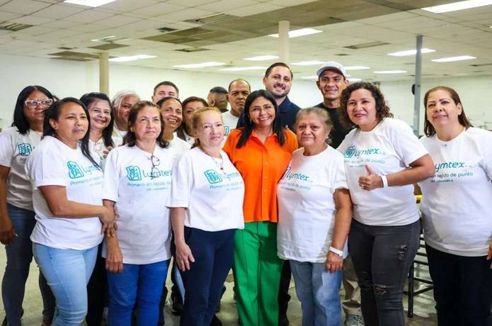 Delcy Rodríguez reafirma compromiso en visita a empresa textil