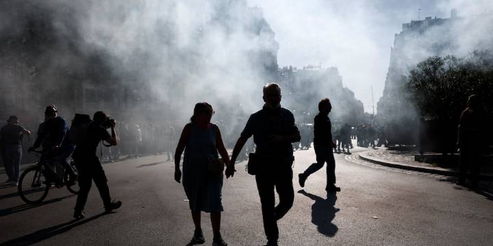 Enfrentamientos entre la policía y los manifestantes paralizan París en una jornada de protestas contra el gobierno