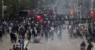 Qué está pasando en Nepal: protestantes incendiaron edificios públicos y quemaron a la esposa de un exministro