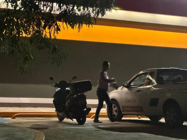 Dan de baja a empleado que usó auto oficial para pasear un six