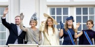 De Victoria Beckham a Zara: así han sido los looks de Máxima de Holanda y sus hijas, las princesas Amalia, Alexia y Ariane en el Día del Príncipe