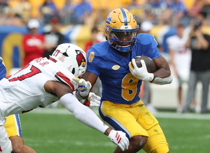 Deadspin | Louisville remains unbeaten by rallying to beat Pitt