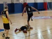 Codazo en el cuello y pisotón en la cabeza: la violenta reacción de un jugador de básquet amateur que terminó en escándalo