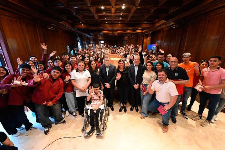 El gobernador Zamora y el jefe de Gabinete, recibieron a estudiantes de siete departamentos