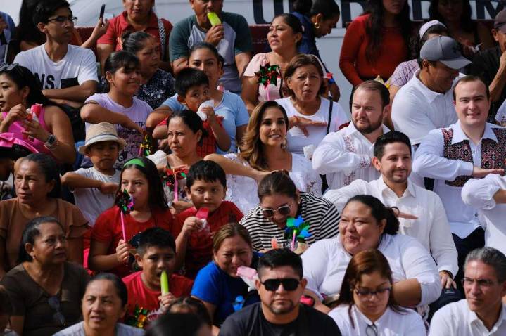 Cercana a la gente y en territorio Mara Lezama presencia el desfile cívico-militar con motivo del 215 aniversario del inicio de la Independencia de México