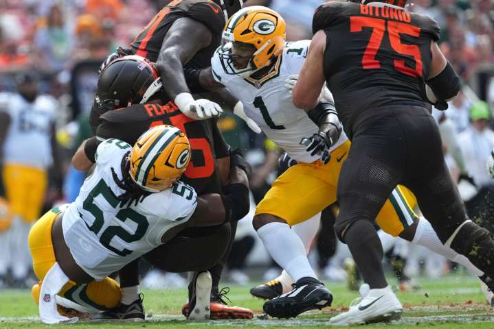 Ex-Michigan DL extends sack streak