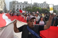 Ciudadanos se movilizan en protesta por diversas calles de Lima
