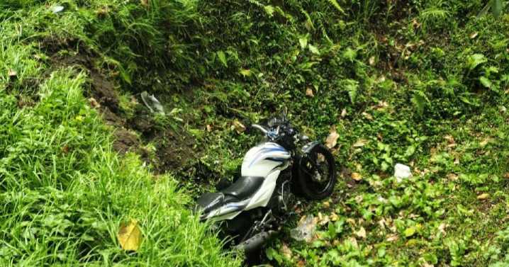 Vía Manizales-Bogotá: motociclista rodó por esquivar un carro