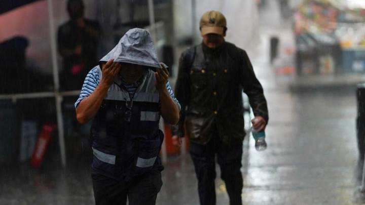 Lluvias en CDMX obligan al Metro y Cablebús a activar medidas de seguridad