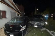 Ebrio al volante: chocó un auto, un pilar de luz y casi entra a una casa