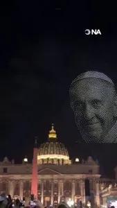 El rostro del papa Francisco apareció en el cielo del Vaticano formado por drones