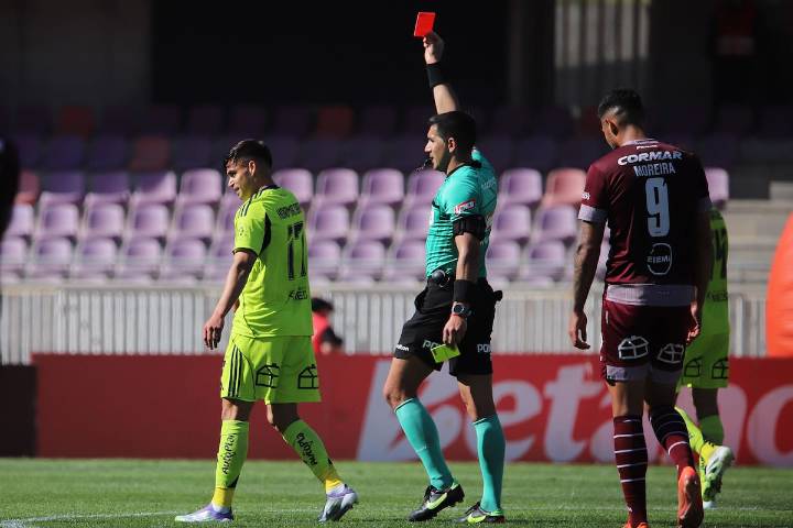Inexplicable: Fabián Hormazábal se vistió de villano en la U con una doble amarilla en dos minutos