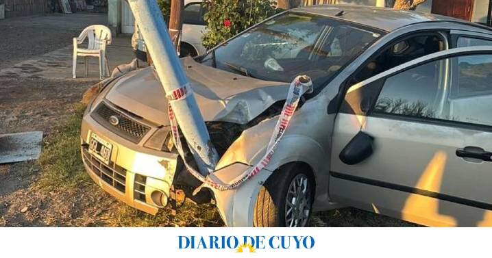 Borracho, perdió el control del auto, se fue a la banquina y atropelló a un peatón: terminó el raid contra un pilar