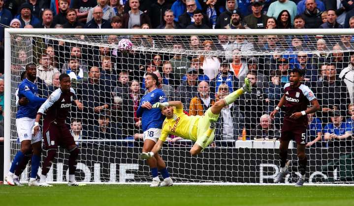 El regreso esperado. Con grandes atajadas y el aplauso de sus hinchas, Dibu volvió como figura de Aston Villa ante Everton