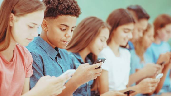 N.J. schools need stricter ‘bell-to-bell’ cellphone bans, state commission says