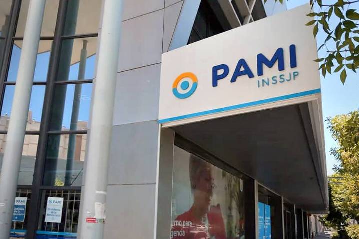Denuncian sobreprecios y retornos en el PAMI por la compra de lentes