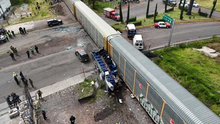 Suben a diez los muertos por choque entre un tren y un camión en Atlacomulco, Edomex