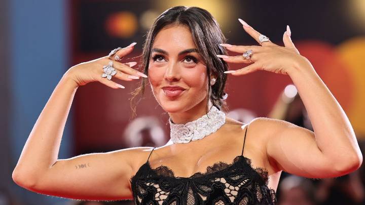 Georgina Rodríguez impone tendencia con uñas french stiletto en el Festival de Cine de Venecia 2025
