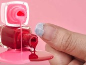 Unión Europea prohíbe dos sustancias cancerígenas presentes en esmaltes semipermanentes para uñas