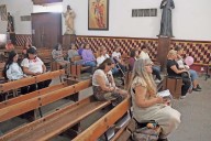 Oran por sus seres queridos ausentes