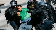 Ciudadano estadounidense se enfrenta al ICE para evitar el arresto de sus compañeros indocumentados: ¿Qué hizo?
