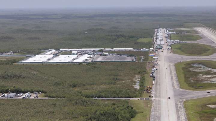 Corte de Apelaciones de EUA Suspende Orden para Desmantelar ‘Alligator Alcatraz’