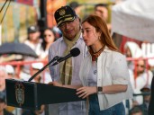 Petro vuelve a defender abrazo a funcionaria y a explicar el feminismo