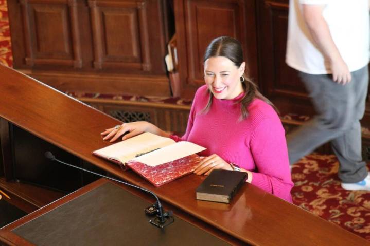 Catelin Drey sworn in to Iowa Senate, ending Republican supermajority