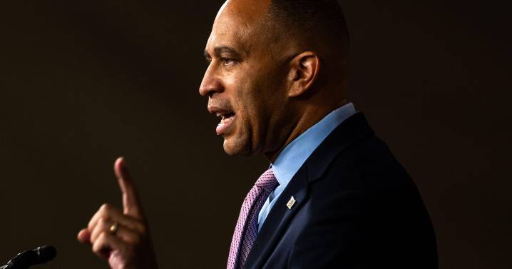 Democrats dismiss White House layoff threat as "intimidation" tactic as shutdown nears