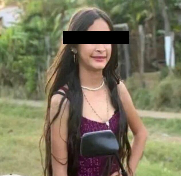 Muere quinceañera al estrellar su moto