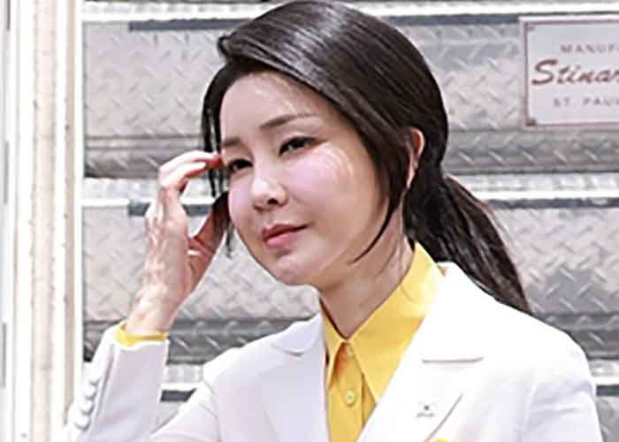 South Korea: Ex-first lady attends 1st hearing of corruption trial