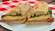 El "sanguchazo" de mortadela, queso y pistacho para comer en un bodegón