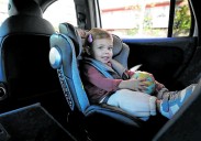 Con silla, y sin mochila o abrigo: Así deben viajar los niños en el coche