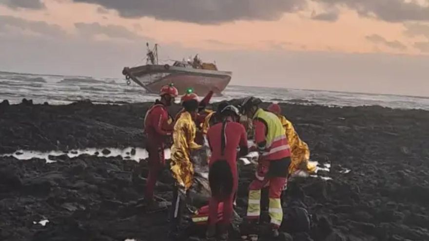 Emergencia en Lanzarote: encalla en Órzola un pesquero con cinco tripulantes marroquíes