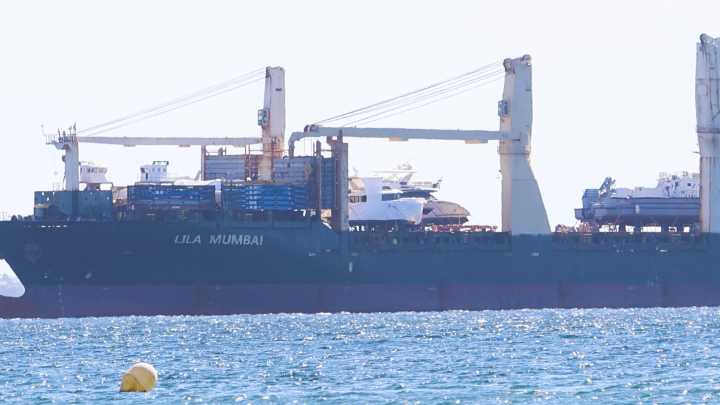 Aduanas mantiene retenido y bajo inspección al 'Lila Mumbai' en la bahía de Algeciras bajo sospecha de transportar armas