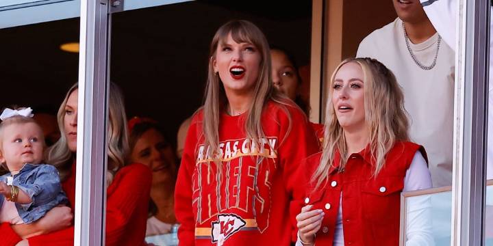 Taylor Swift Makes a Sneaky Arrival to Fiancé Travis Kelce’s First Home Game of the Season Behind a Screen! 