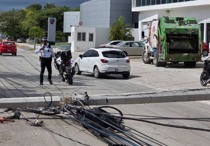 Camión recolector de basura derriba poste de electricidad en el bulevar Colosio de Cancún