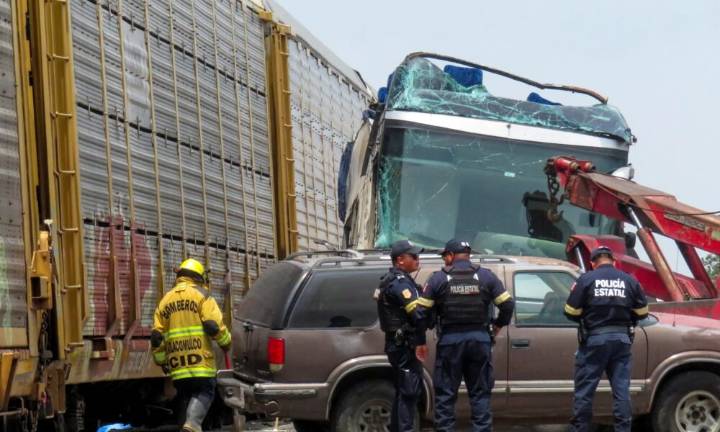 Colisión entre un tren y un autobús deja saldo de 10 muertos y 61 heridos