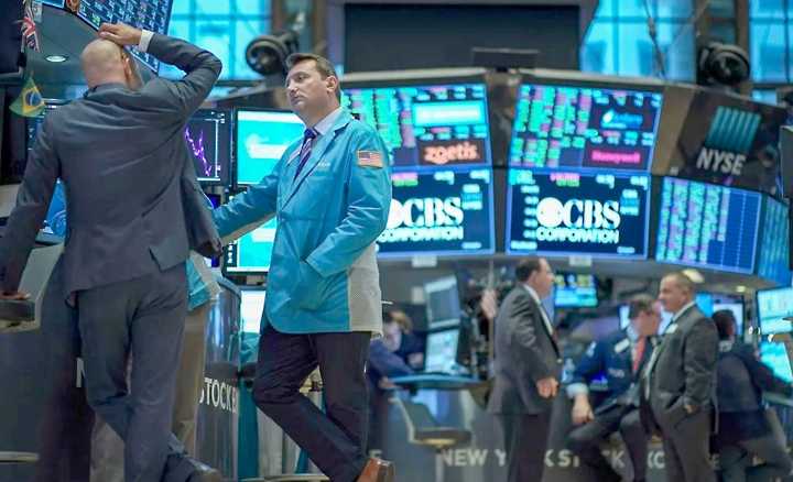 El dólar, cerca de la banda: caen bonos y acciones