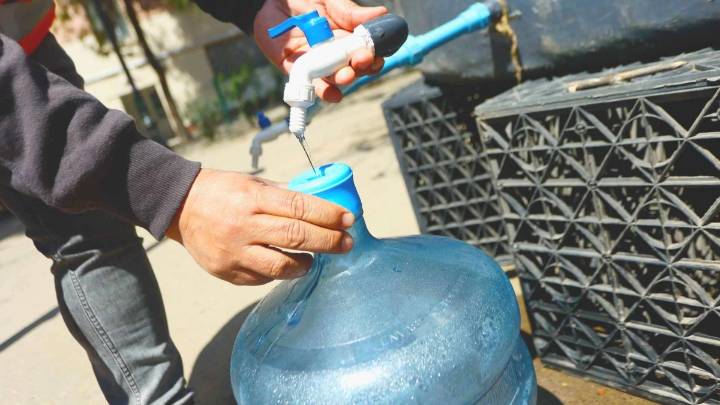 Megacorte de agua de 37 horas en Santiago comienza este viernes: Conoce el horario, comunas afectadas y puntos de abastecimiento