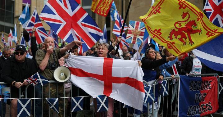 Hundreds of protestors gather in Glasgow city centre to oppose demonstration