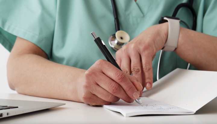 5 médicos extranjeros fueron formalizados por autoemitirse licencias médicas falsas