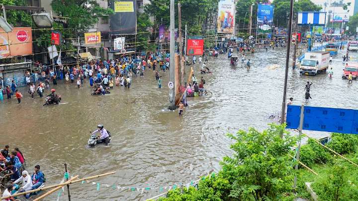 City faces ‘low pressure’ threat on Ashtami as many areas still inundated