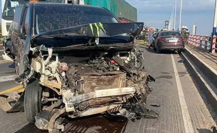 Tragedia: un camión provocó un choque en cadena con 15 vehículos y mató a un motociclista en el puente Chaco
