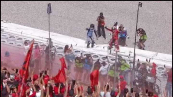 ¡Carisma puro! La genial celebración de los hermanos Márquez tras la victoria de Álex en Montmeló