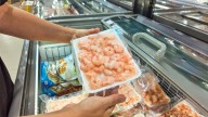 Retiran del mercado más de 85,000 bolsas de camarones por posible contaminación radiactiva